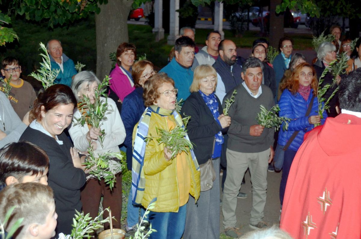 La feligresía católica aclamó a Jesús con palmas y ramos de olivos