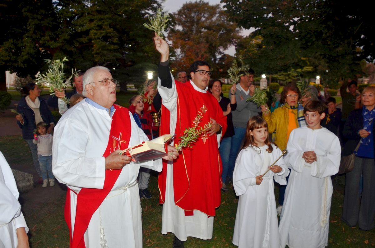 La feligresía católica aclamó a Jesús con palmas y ramos de olivos