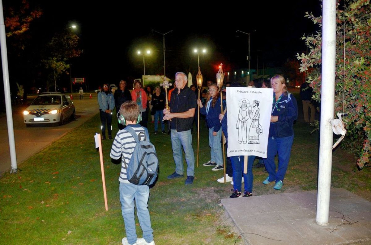  La comunidad católica acompañó a Jesucristo en su Camino a la Cruz