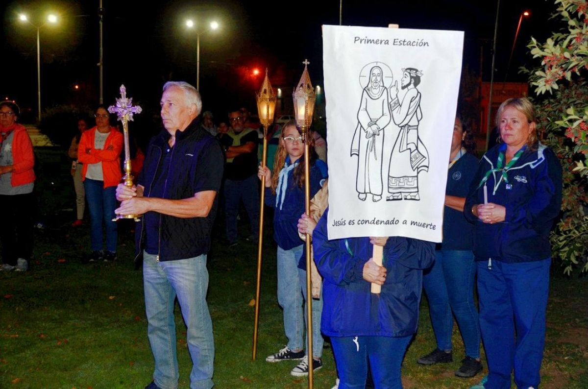  La comunidad católica acompañó a Jesucristo en su Camino a la Cruz