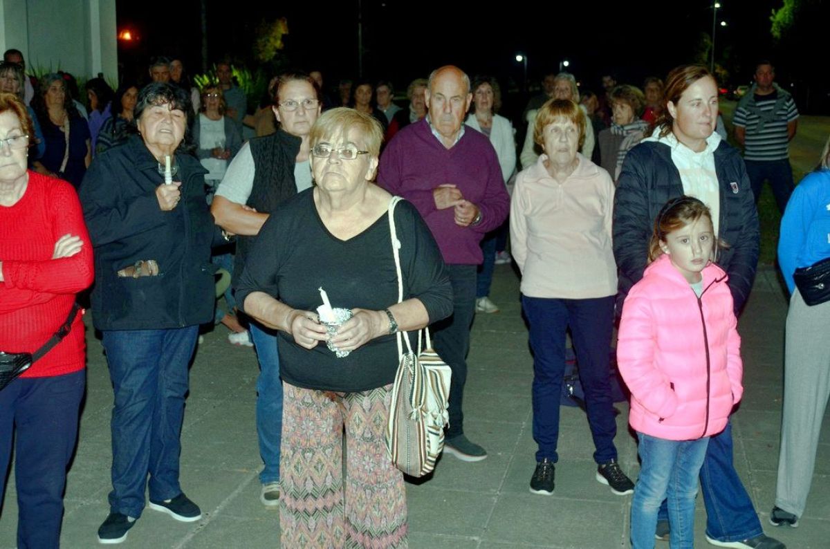  La comunidad católica acompañó a Jesucristo en su Camino a la Cruz