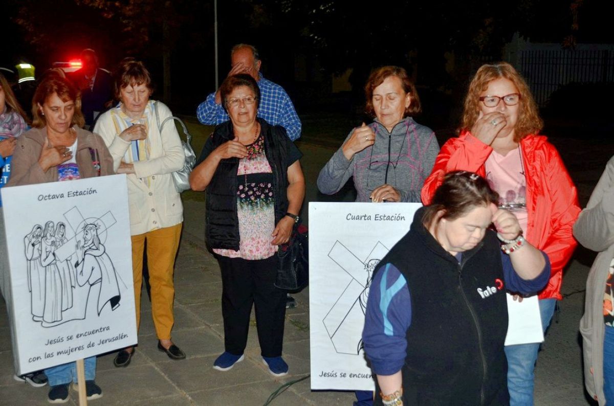  La comunidad católica acompañó a Jesucristo en su Camino a la Cruz