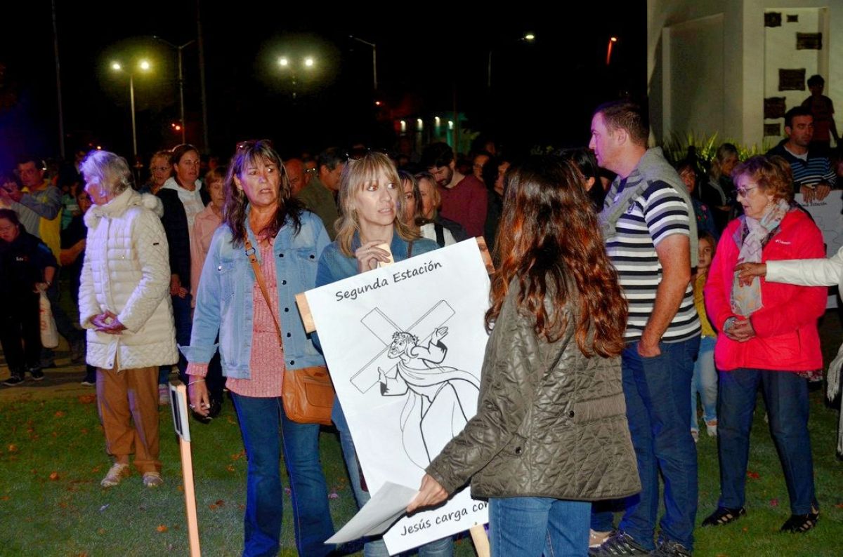  La comunidad católica acompañó a Jesucristo en su Camino a la Cruz