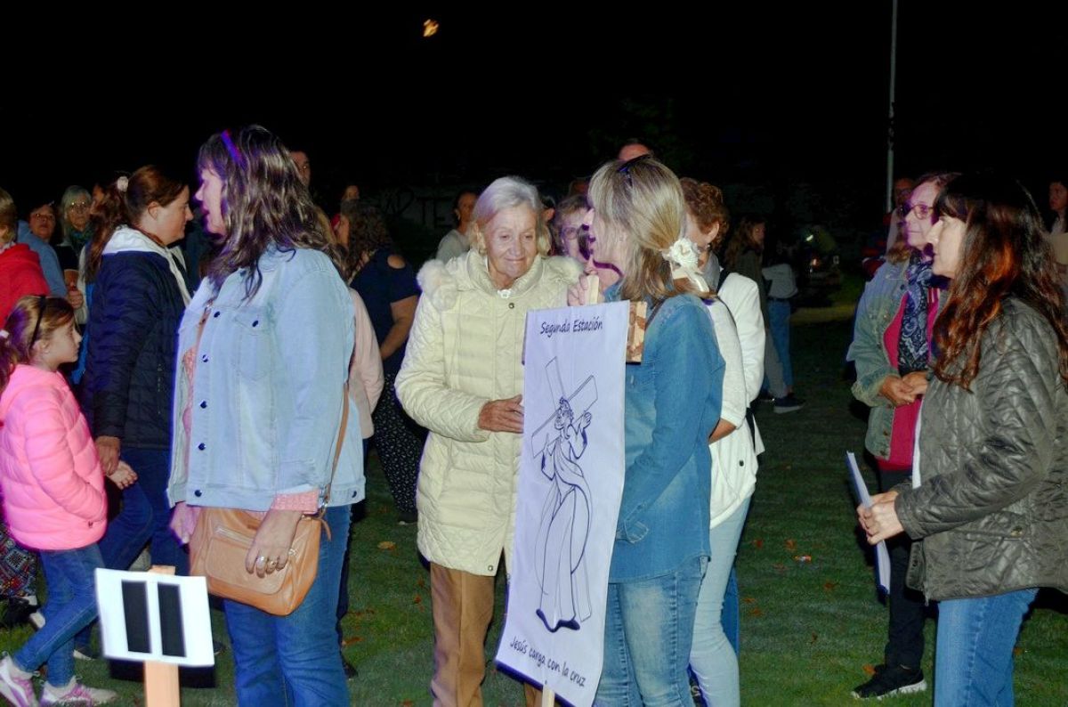  La comunidad católica acompañó a Jesucristo en su Camino a la Cruz