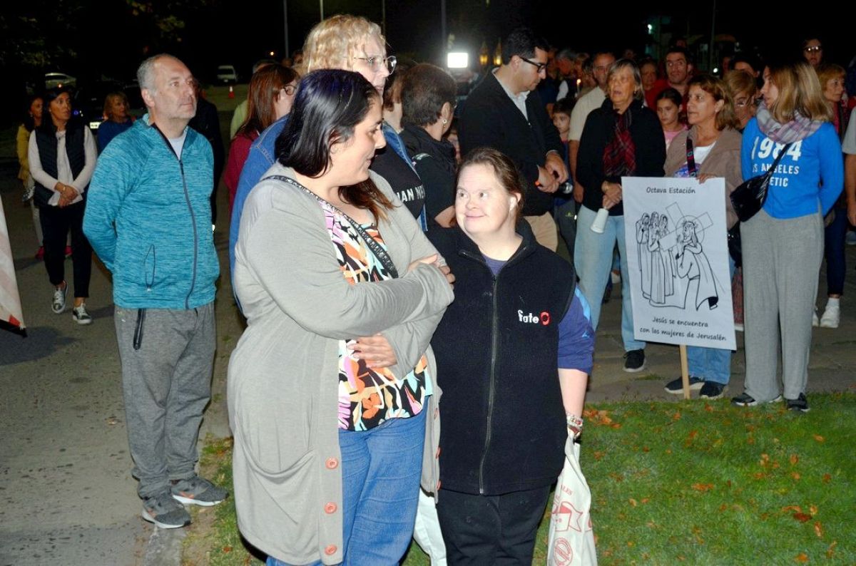  La comunidad católica acompañó a Jesucristo en su Camino a la Cruz