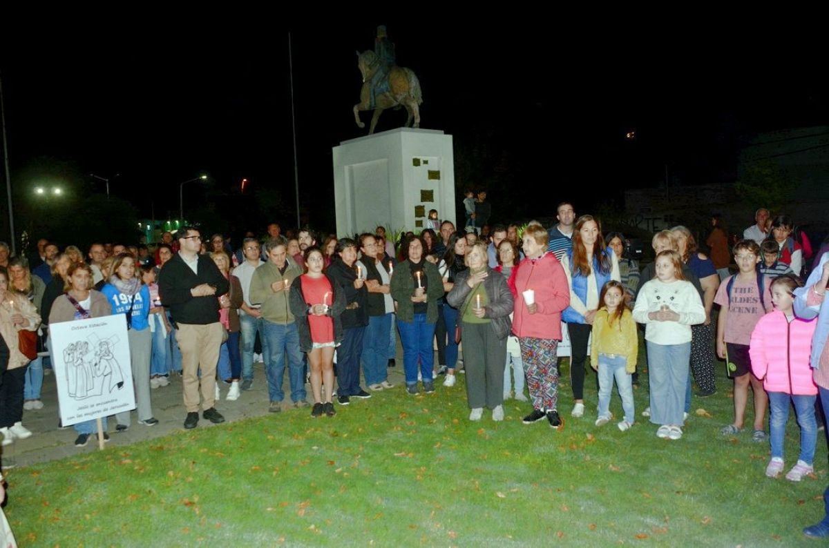 La comunidad católica acompañó a Jesucristo en su Camino a la Cruz