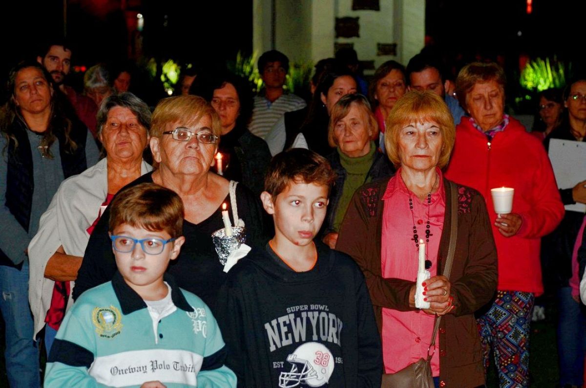  La comunidad católica acompañó a Jesucristo en su Camino a la Cruz