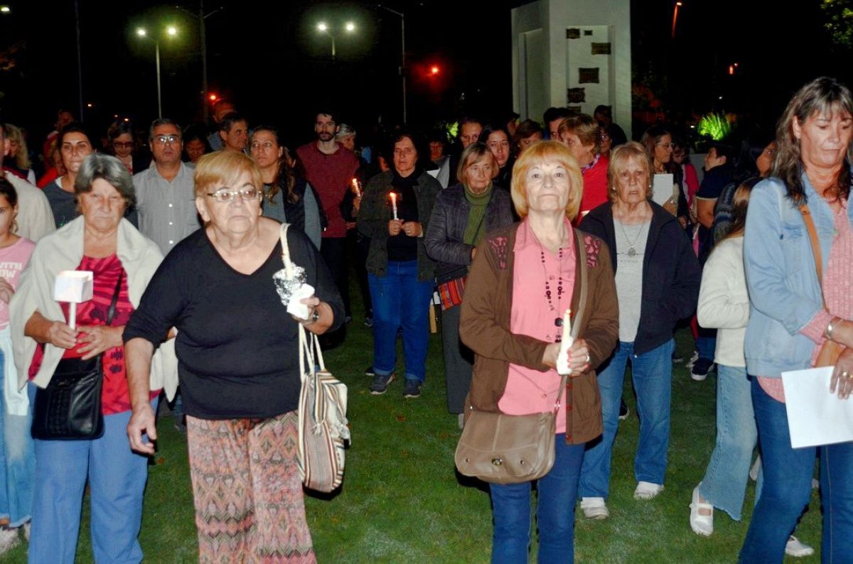  La comunidad católica acompañó a Jesucristo en su Camino a la Cruz