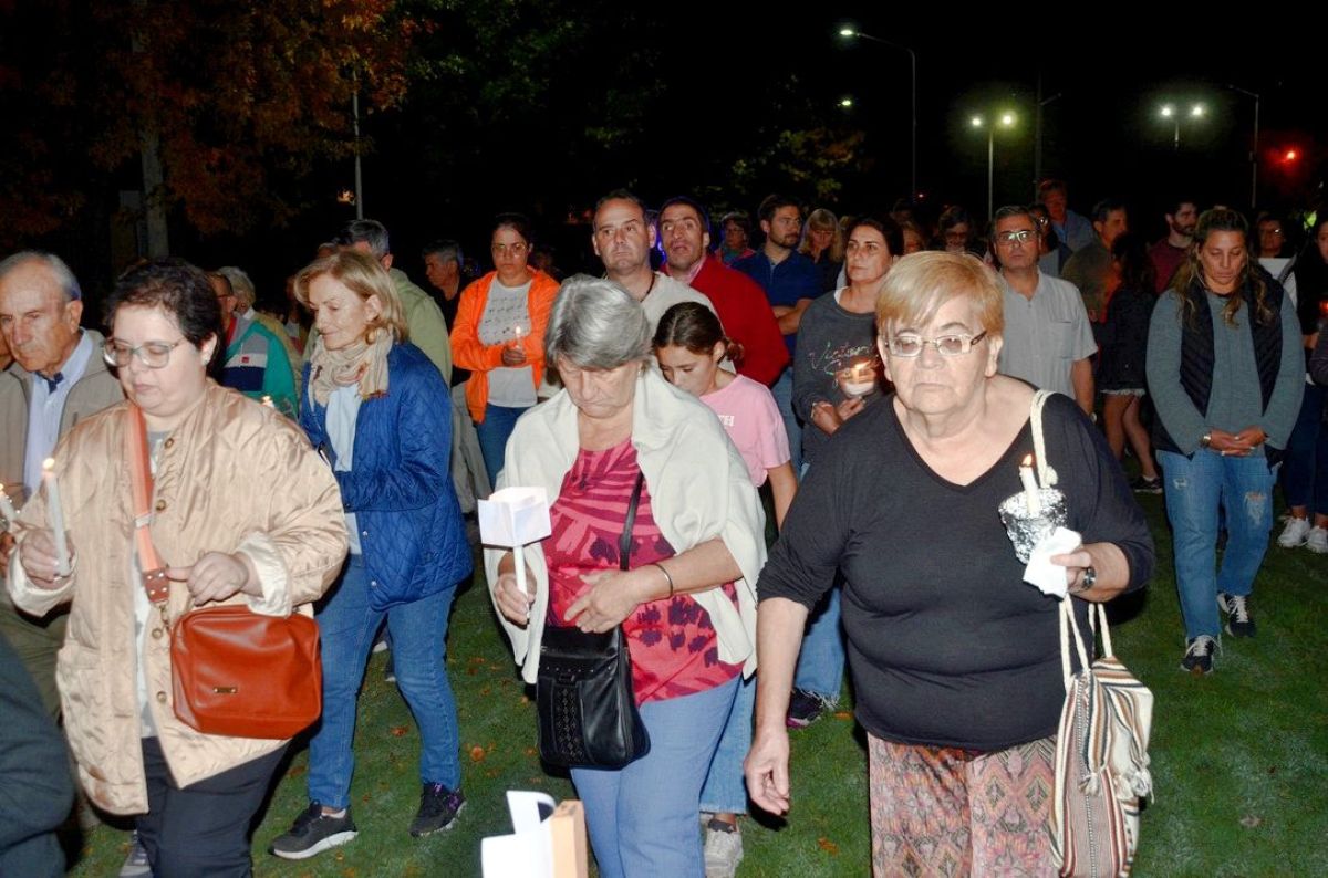  La comunidad católica acompañó a Jesucristo en su Camino a la Cruz