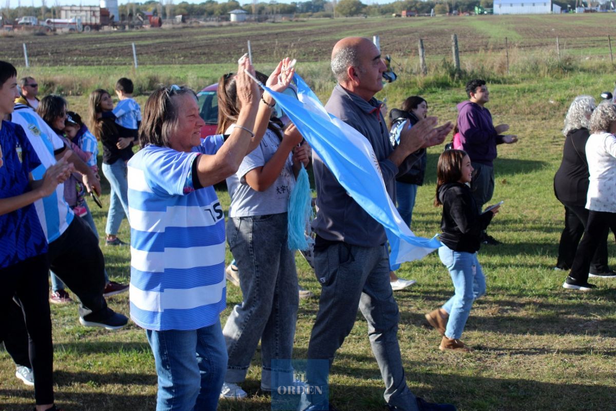 Con abrazos y felicitaciones se recibió a la joven patinadora Mía Gorriti