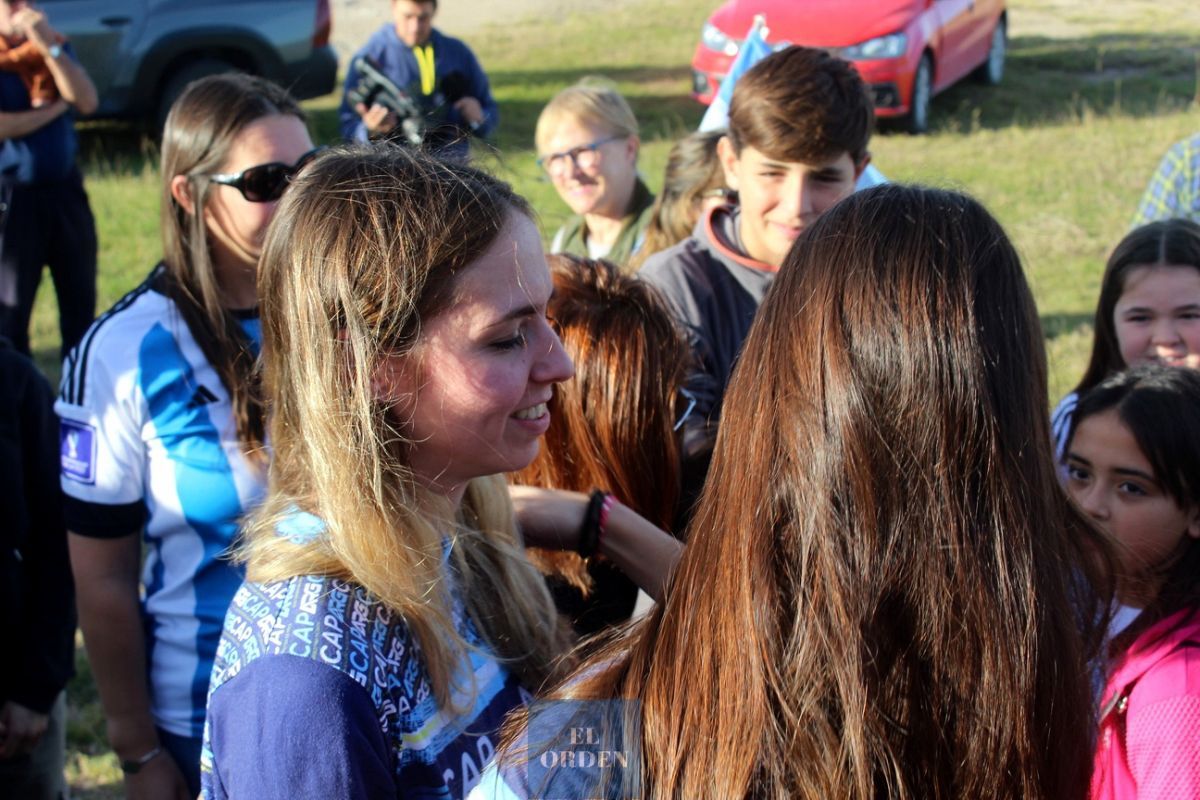 Con abrazos y felicitaciones se recibió a la joven patinadora Mía Gorriti