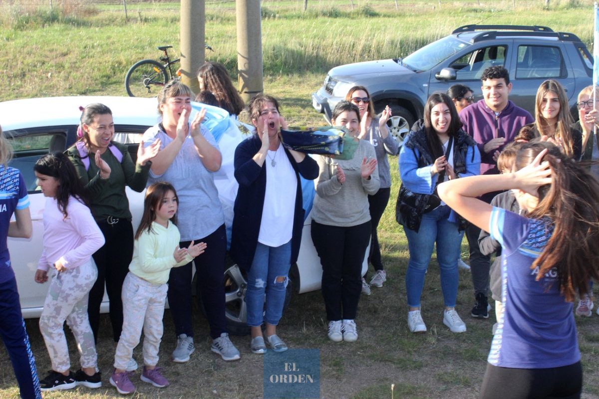Con abrazos y felicitaciones se recibió a la joven patinadora Mía Gorriti