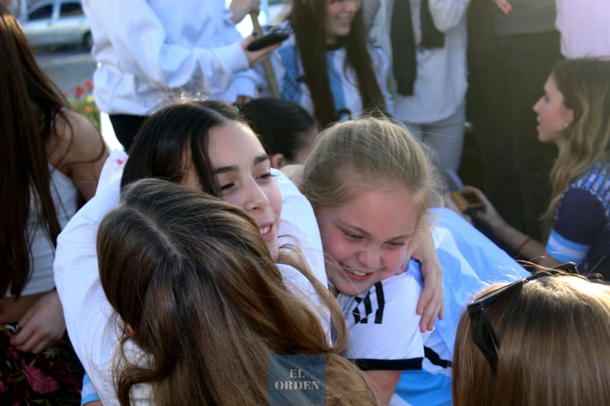 Con abrazos y felicitaciones se recibió a la joven patinadora Mía Gorriti
