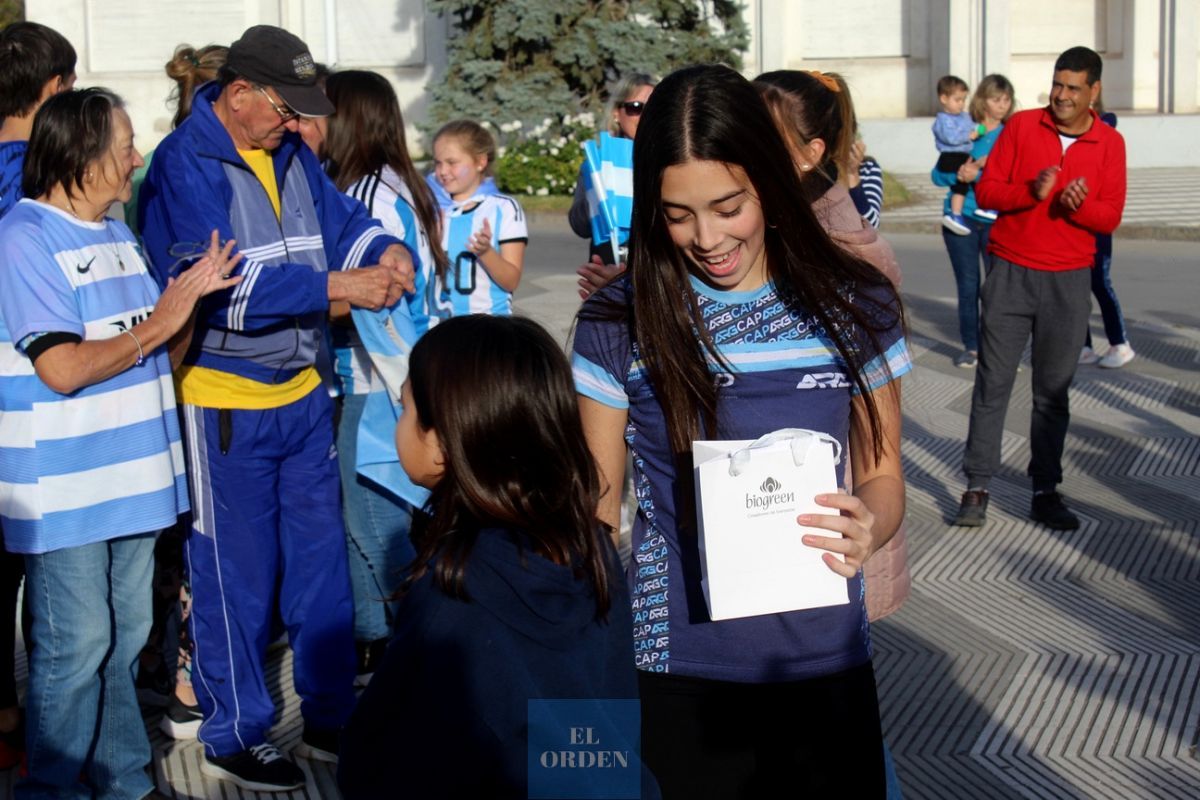 Con abrazos y felicitaciones se recibió a la joven patinadora Mía Gorriti