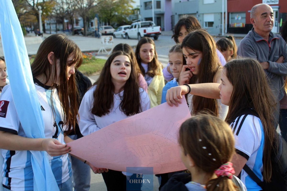 Con abrazos y felicitaciones se recibió a la joven patinadora Mía Gorriti