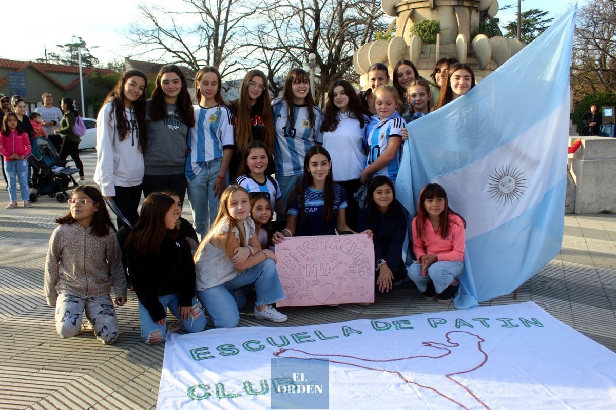 Con abrazos y felicitaciones se recibió a la joven patinadora Mía Gorriti