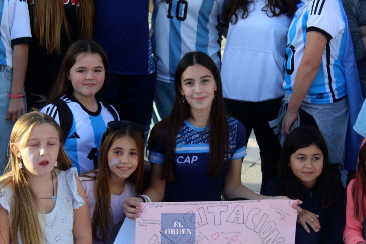 Con abrazos y felicitaciones se recibió a la joven patinadora Mía Gorriti