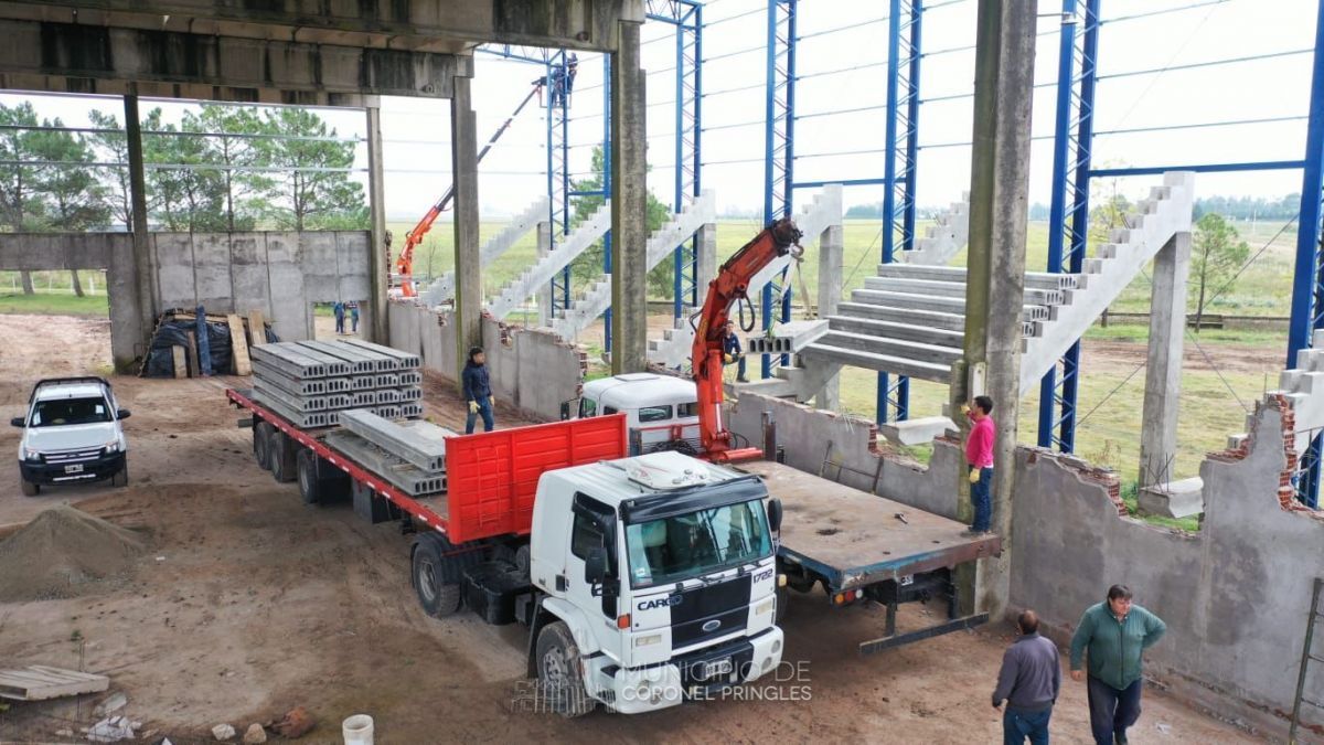 Se dio inicio al montaje de las tribunas en el Polideportivo Municipal