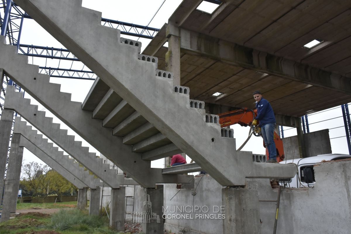 Se dio inicio al montaje de las tribunas en el Polideportivo Municipal