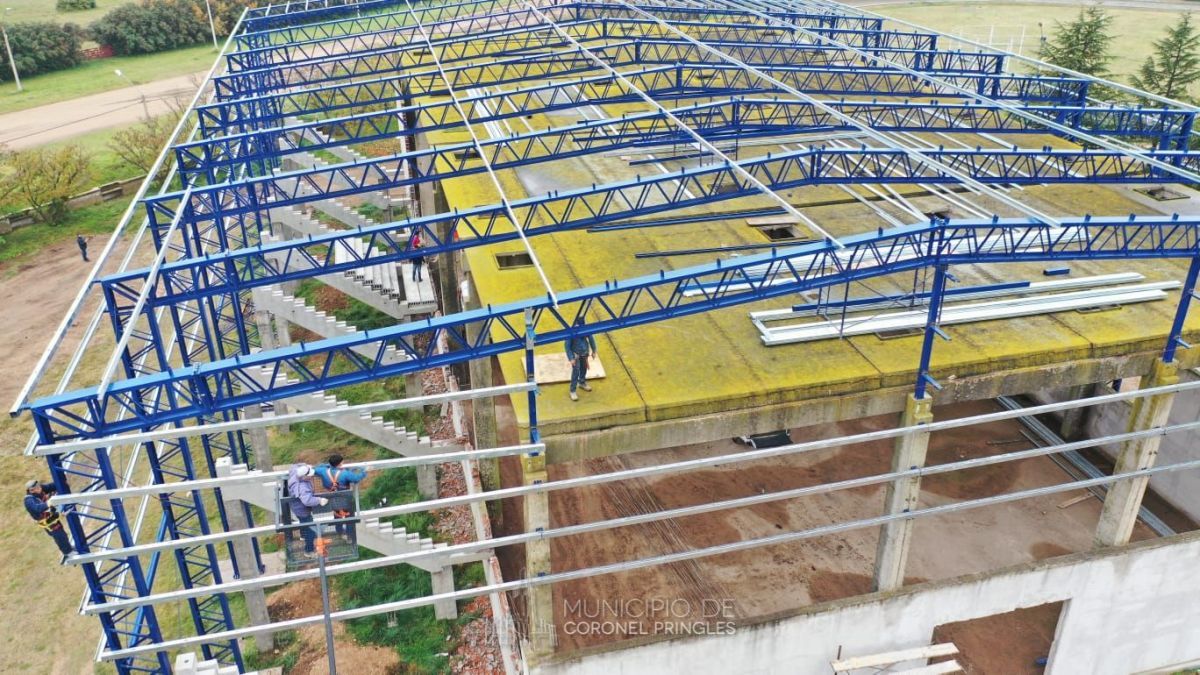 Se dio inicio al montaje de las tribunas en el Polideportivo Municipal