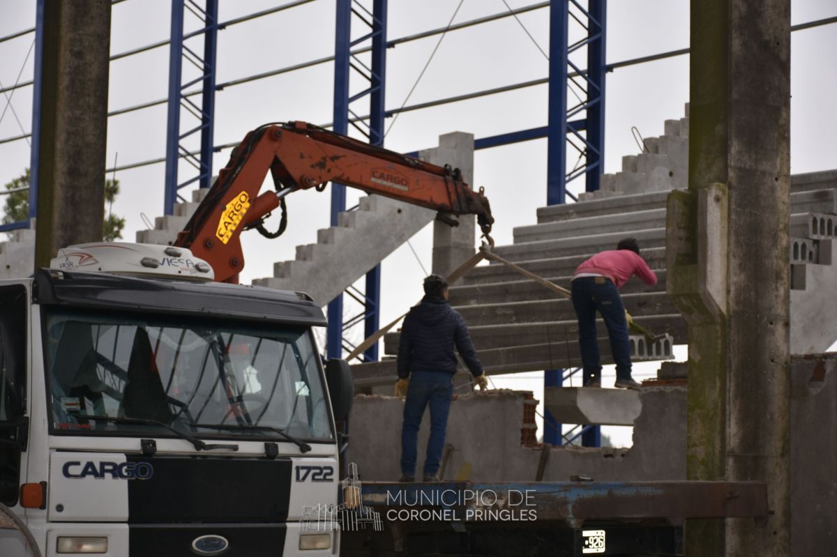 Se dio inicio al montaje de las tribunas en el Polideportivo Municipal