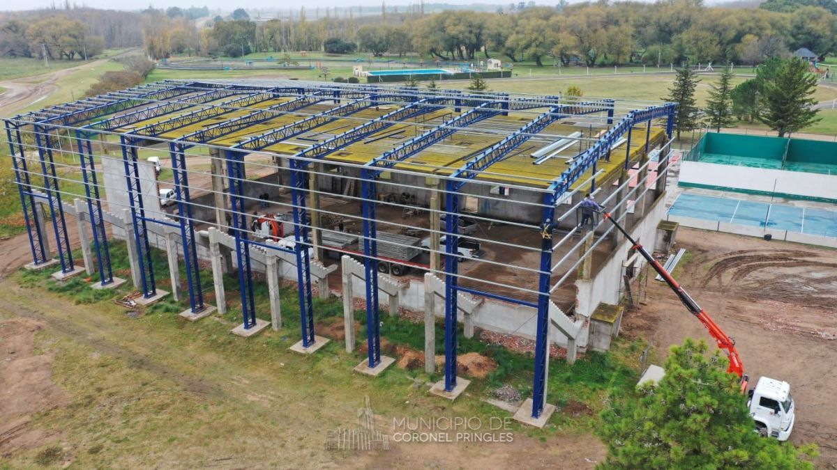 Se dio inicio al montaje de las tribunas en el Polideportivo Municipal