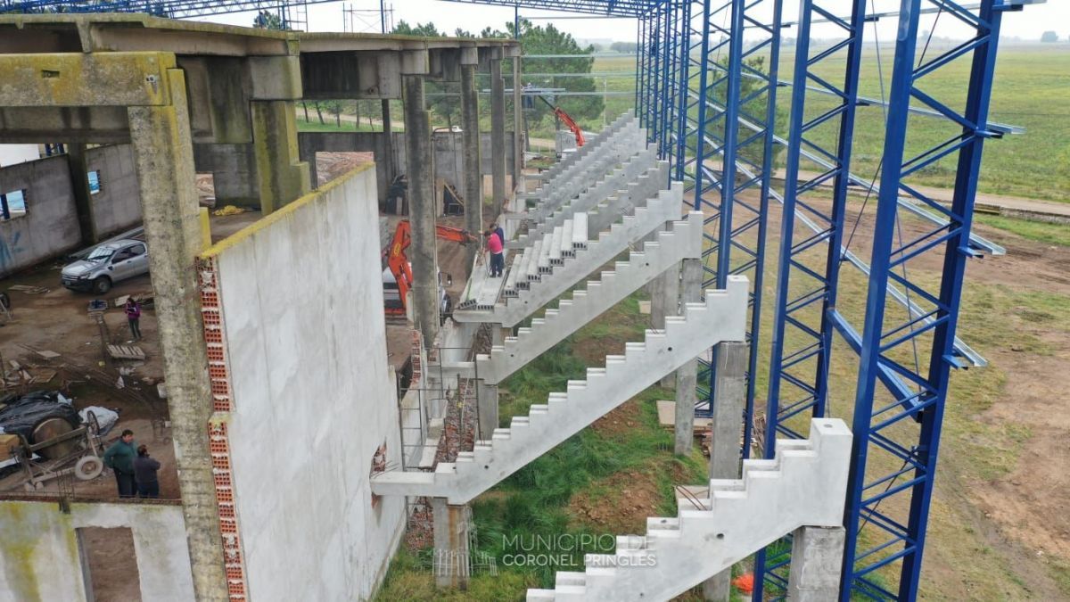 Se dio inicio al montaje de las tribunas en el Polideportivo Municipal