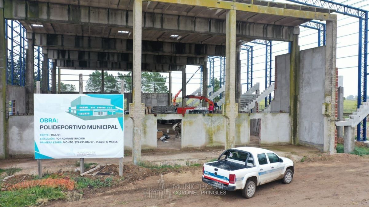 Se dio inicio al montaje de las tribunas en el Polideportivo Municipal