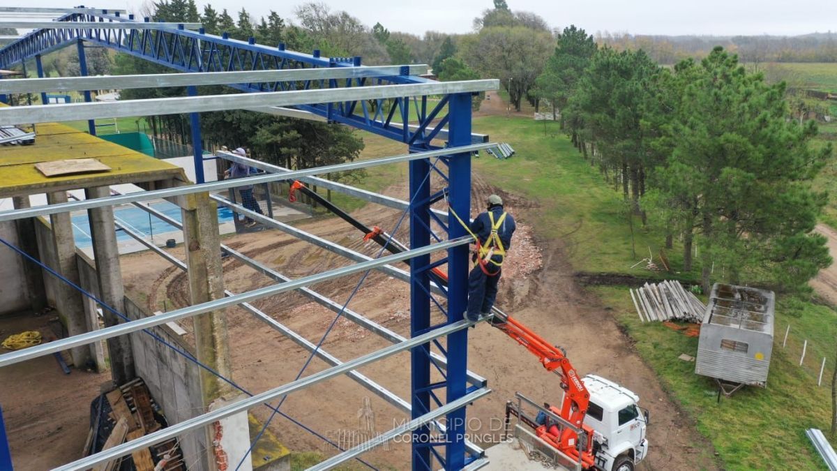Se dio inicio al montaje de las tribunas en el Polideportivo Municipal