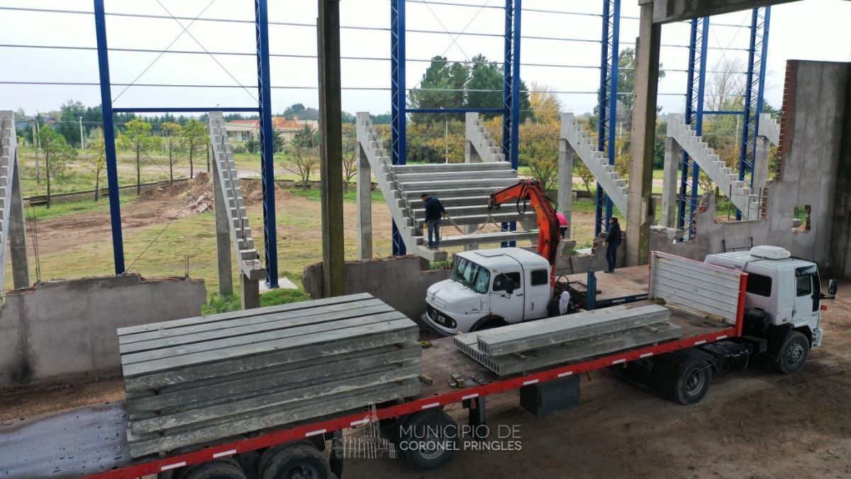 Se dio inicio al montaje de las tribunas en el Polideportivo Municipal