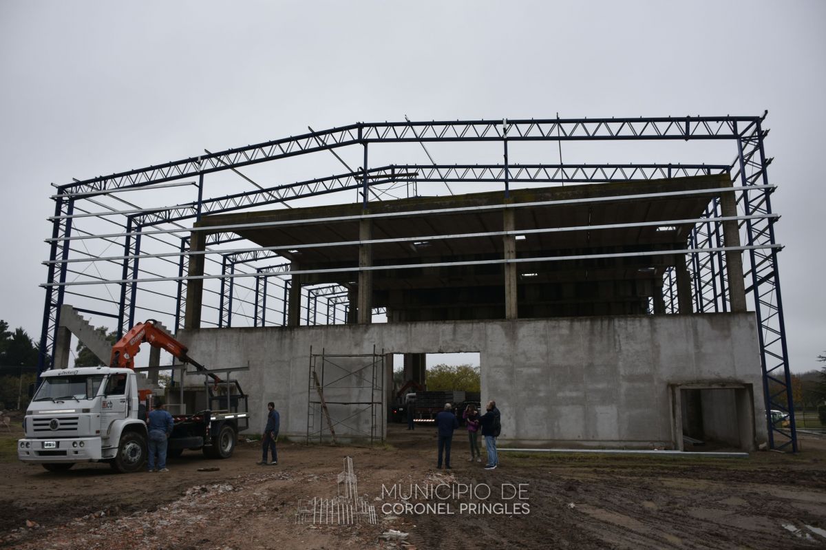 Se dio inicio al montaje de las tribunas en el Polideportivo Municipal