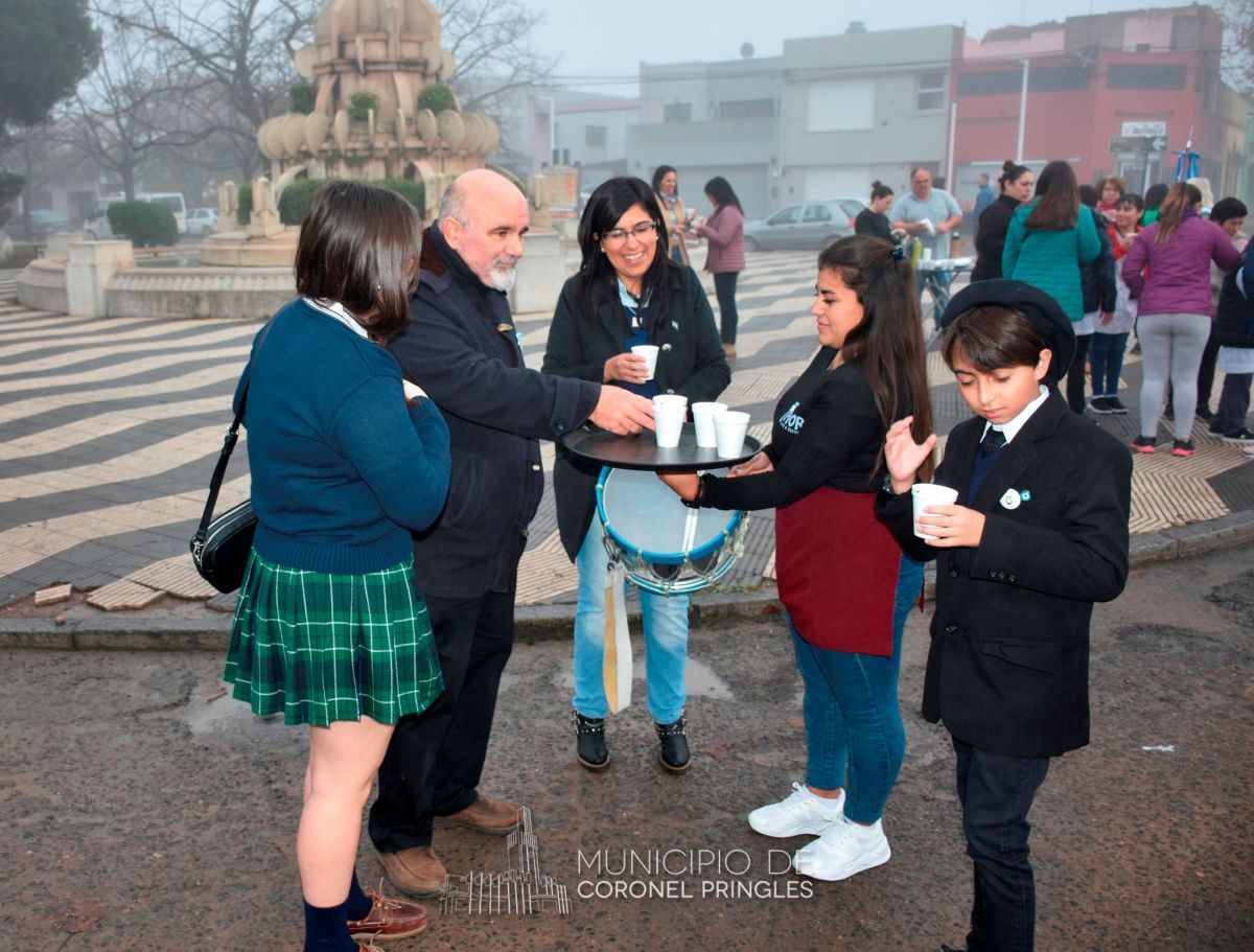 Con danza y chocolate se celebró el aniversario de la Revolución de Mayo