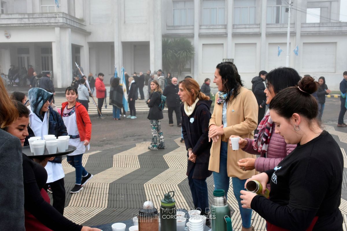 Con danza y chocolate se celebró el aniversario de la Revolución de Mayo