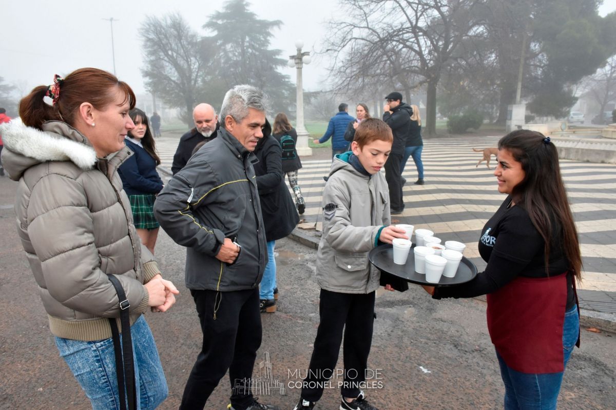 Con danza y chocolate se celebró el aniversario de la Revolución de Mayo