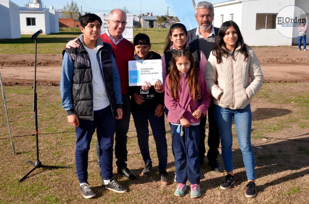 Con la entrega de llaves, 21 familias acceden a sus anheladas viviendas