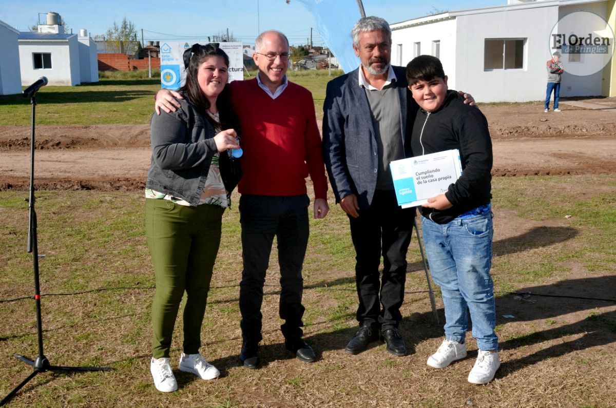 Con la entrega de llaves, 21 familias acceden a sus anheladas viviendas