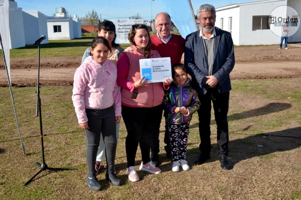 Con la entrega de llaves, 21 familias acceden a sus anheladas viviendas