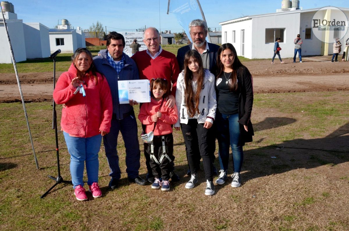 Con la entrega de llaves, 21 familias acceden a sus anheladas viviendas