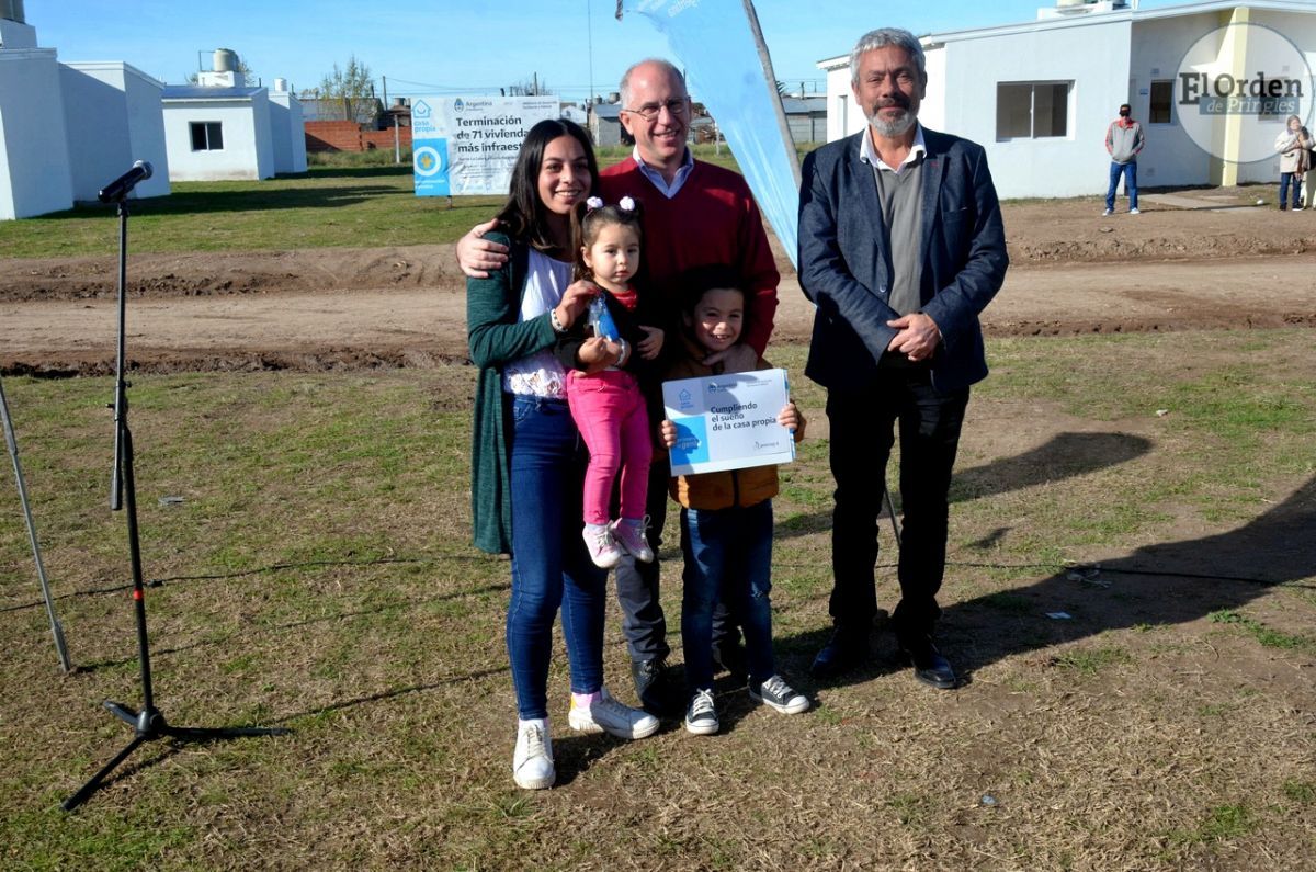Con la entrega de llaves, 21 familias acceden a sus anheladas viviendas