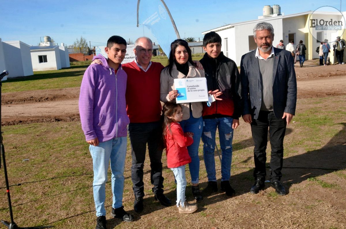 Con la entrega de llaves, 21 familias acceden a sus anheladas viviendas
