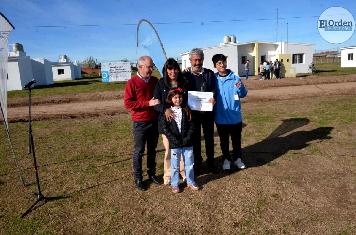 Con la entrega de llaves, 21 familias acceden a sus anheladas viviendas