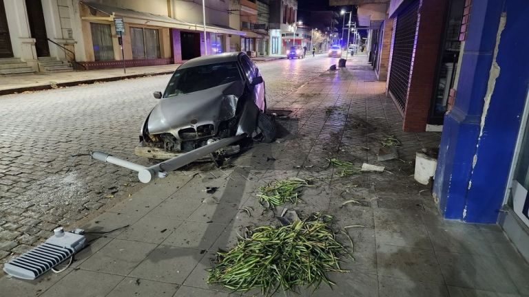 Perdió el control de su auto y chocó contra un poste de luz | El Orden ...