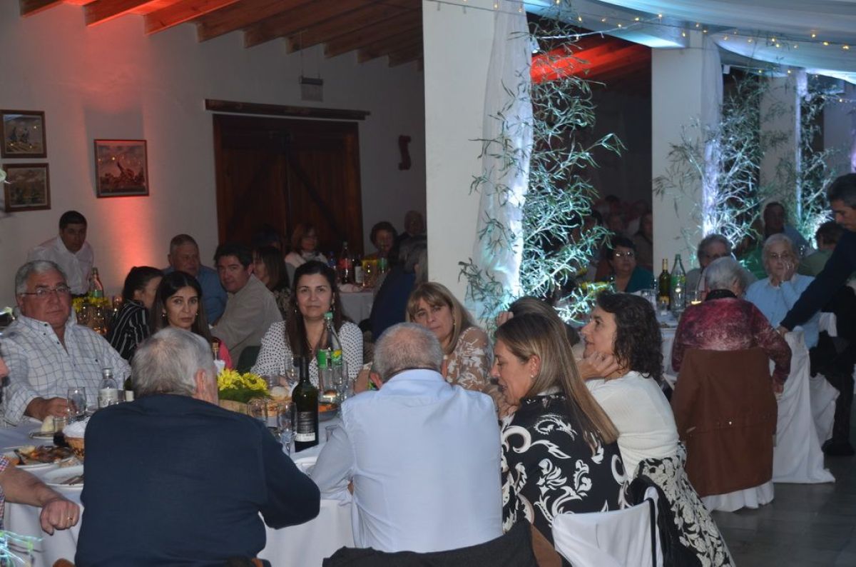 Con cena y baile el Fogón de los Gauchos celebró su 75° Aniversario