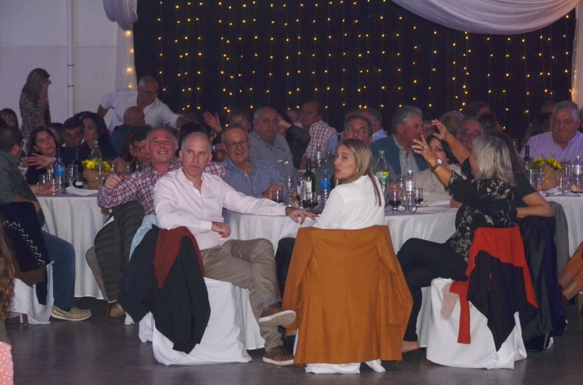 Con cena y baile el Fogón de los Gauchos celebró su 75° Aniversario